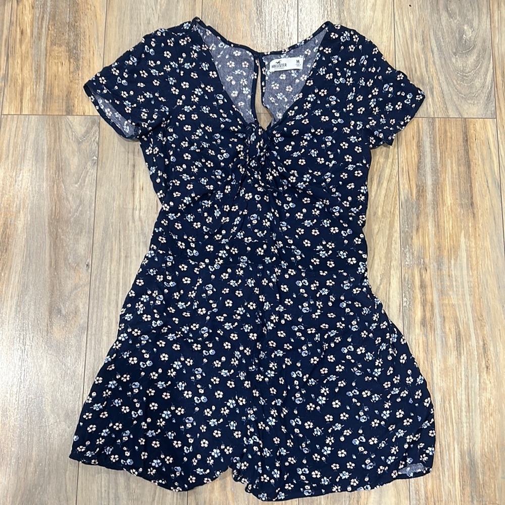 hollister navy floral romper size medium (barely worn)